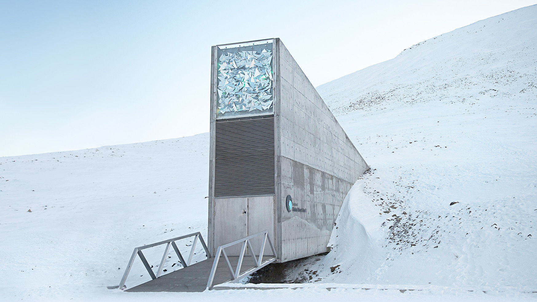 スヴァールバル世界種子貯蔵庫の入口の写真