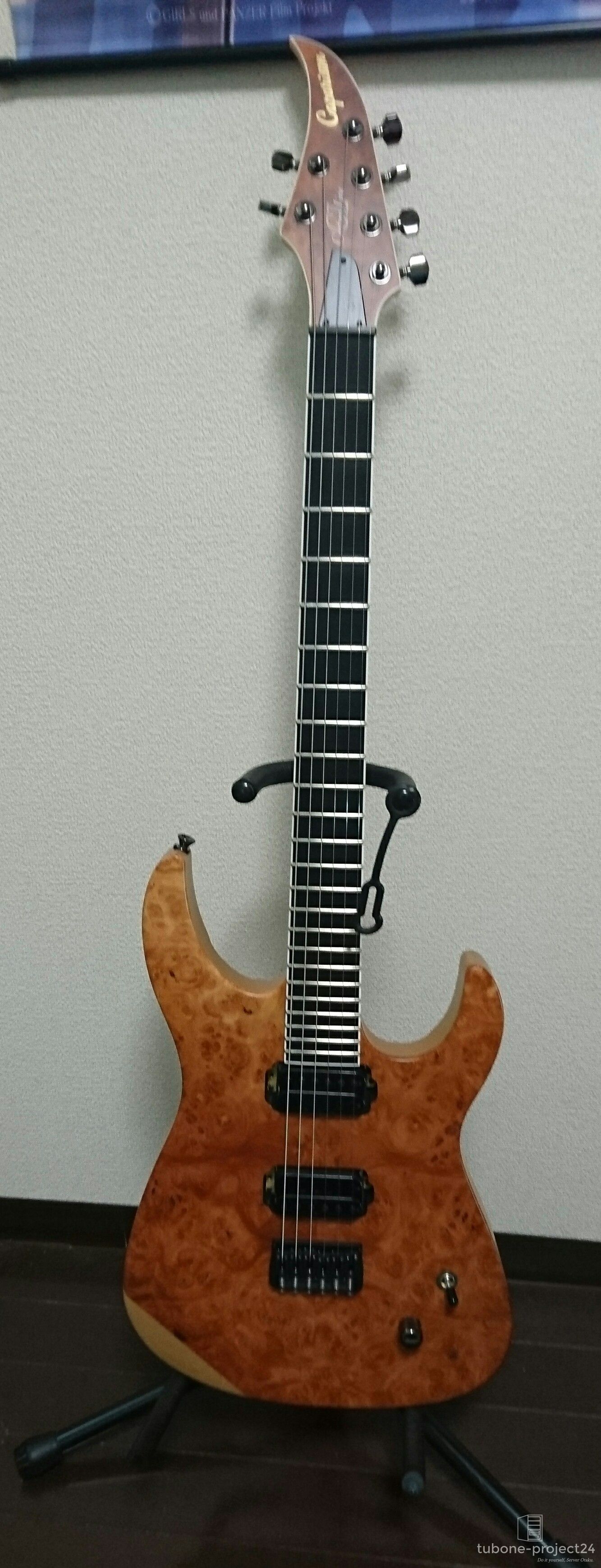 Dellinger IIのボディ部分のアップ写真（パドゥーク材）