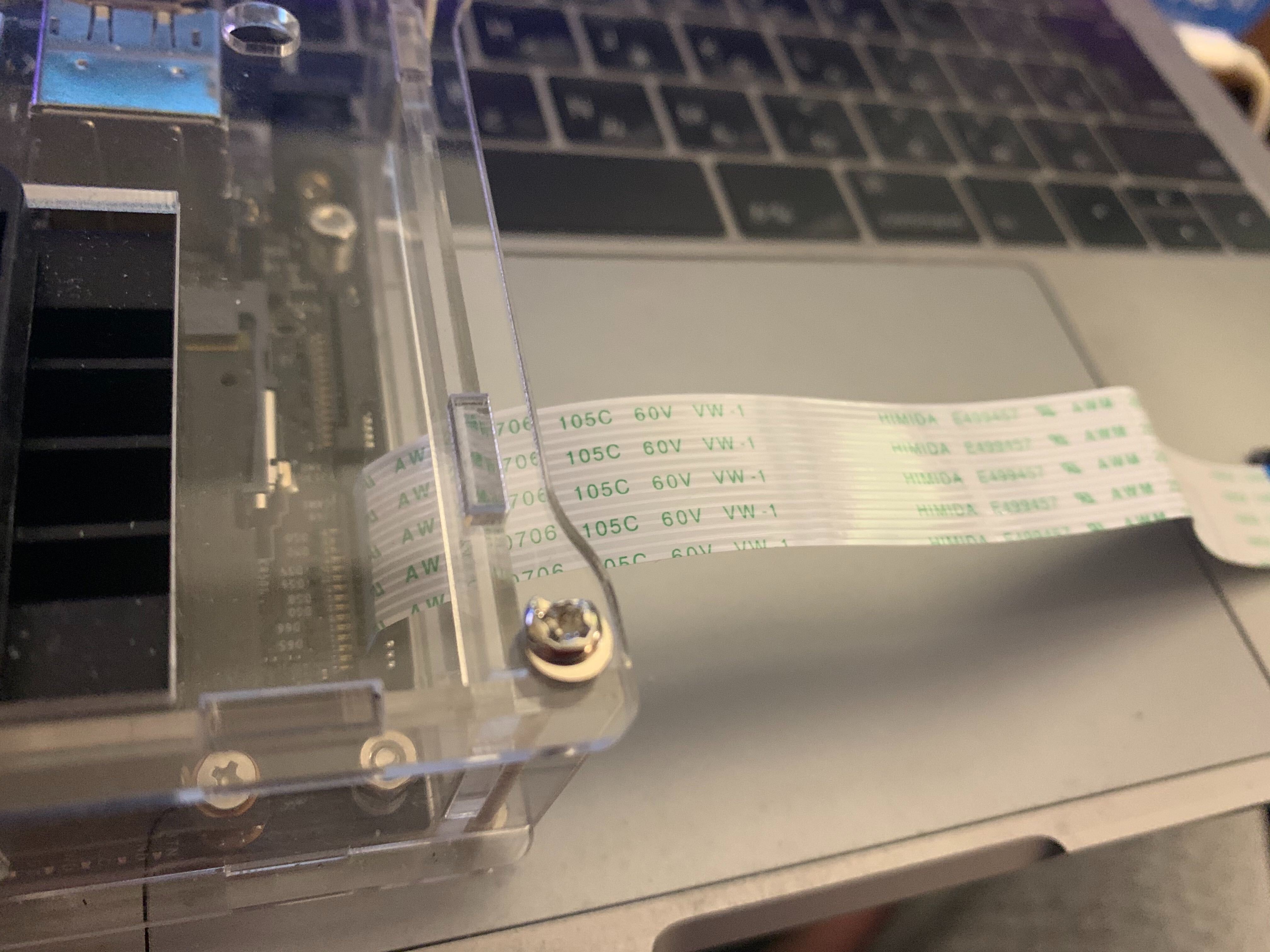 ケースに入れたJetson NanoにMIPI CSI-2カメラモジュールを接続した状態