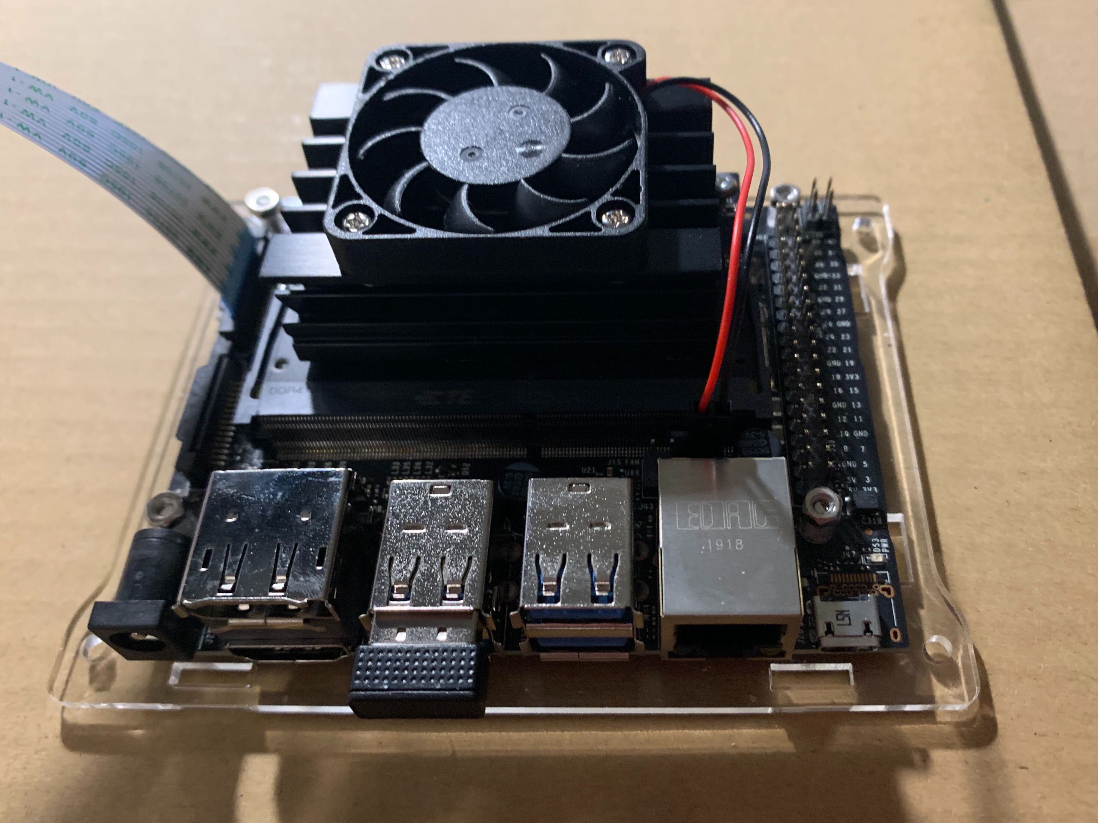 Jetson Nanoにケースとファンを取り付けている途中の様子