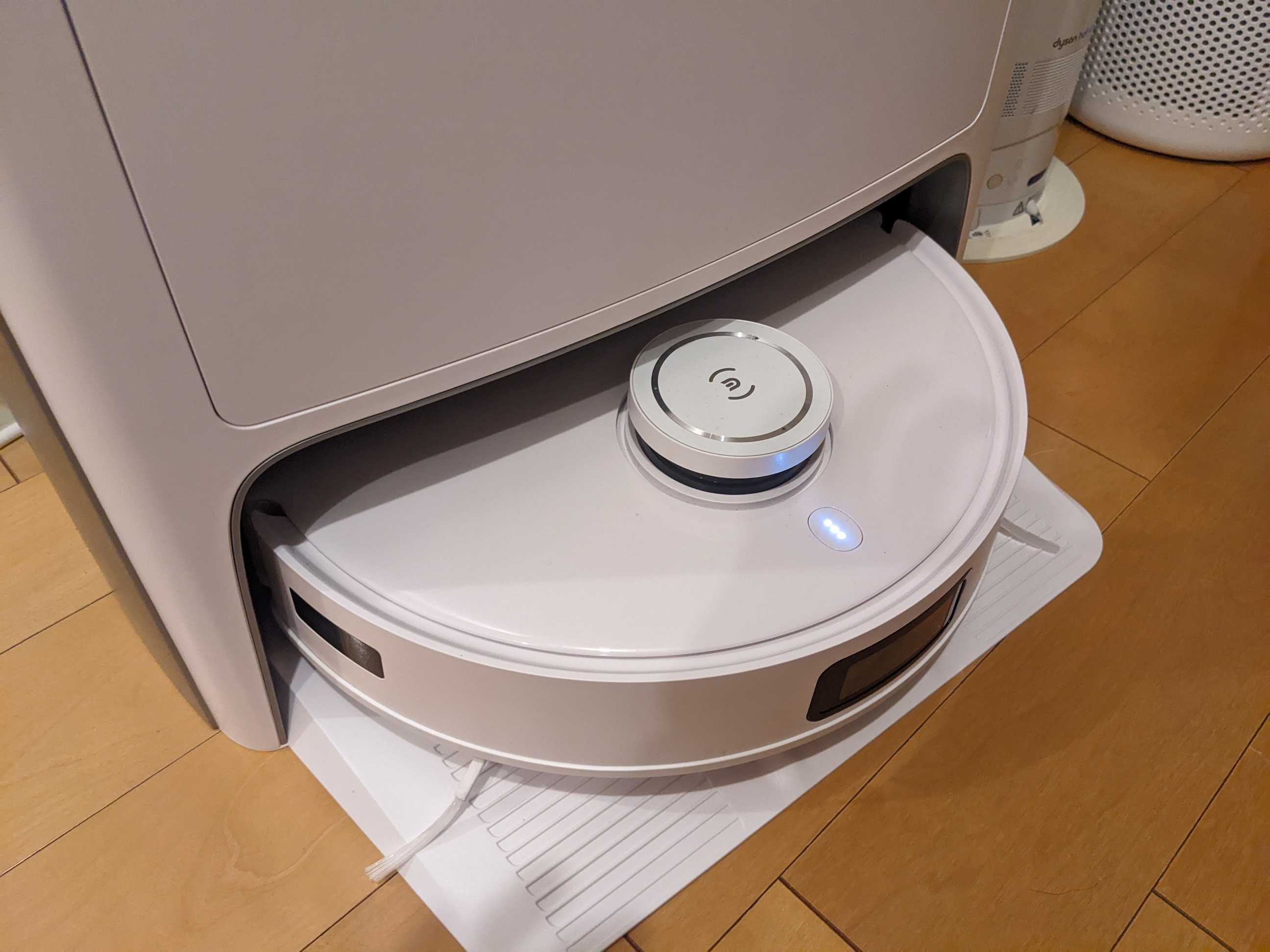 ECOVACS DEEBOT T10 OMNIが床を掃除している様子