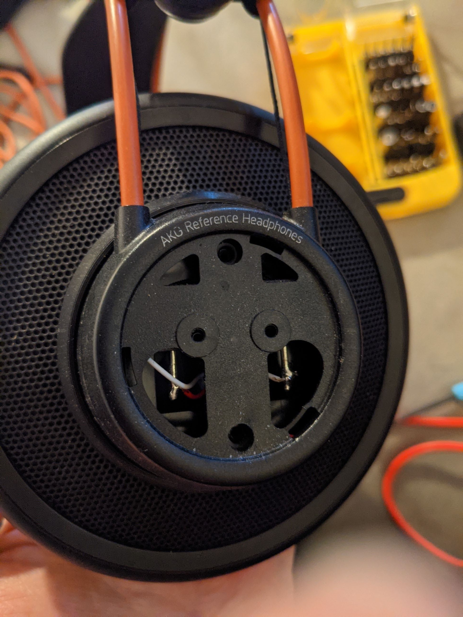 K712内部のネジを外す様子