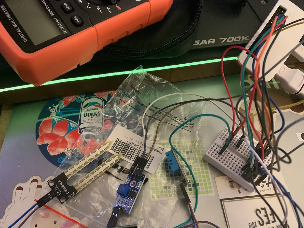 実際に配線したブレッドボードとRaspberry Pi Zeroの全体写真