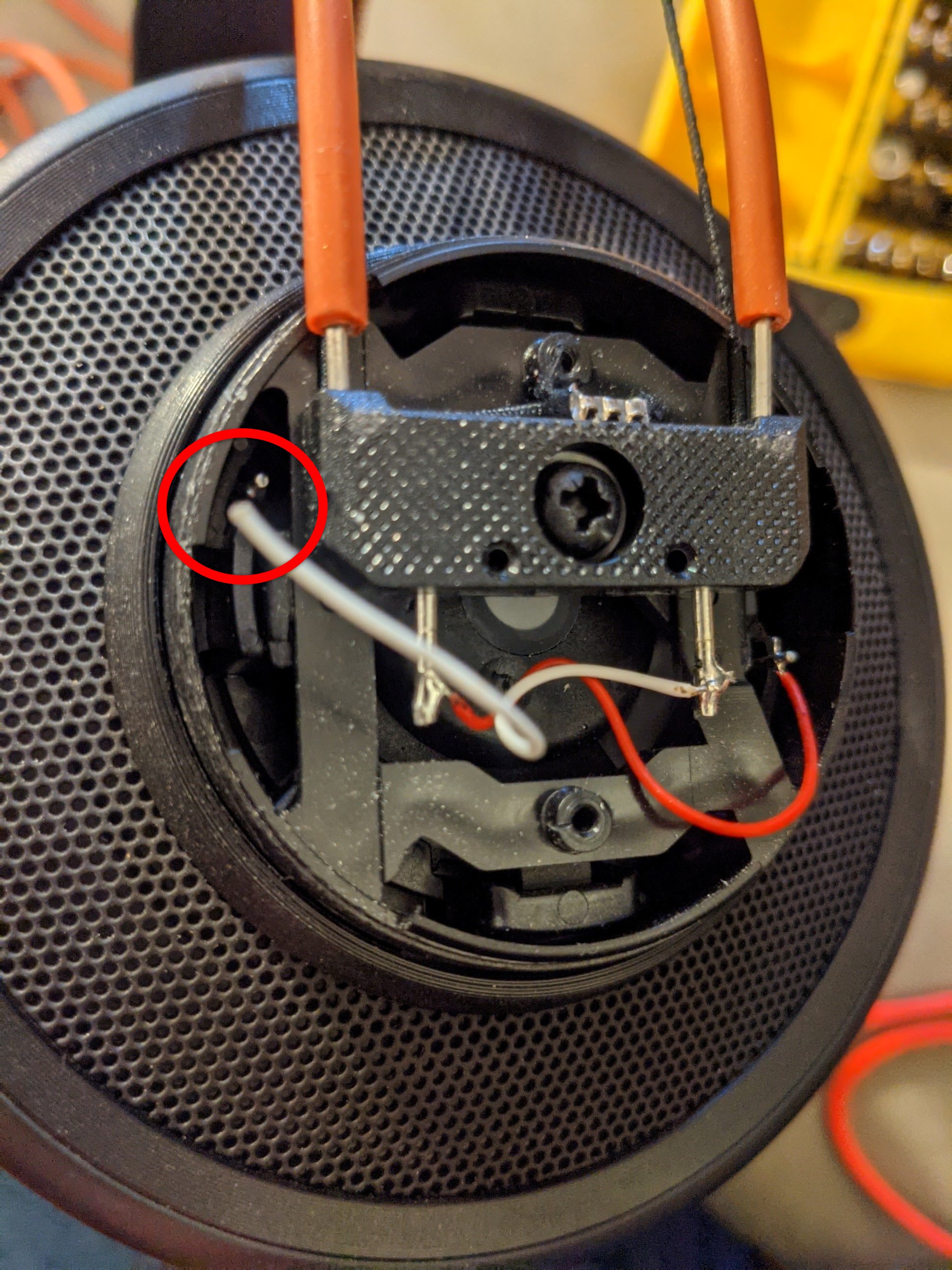 はんだ用フックでふたを開ける作業中の様子