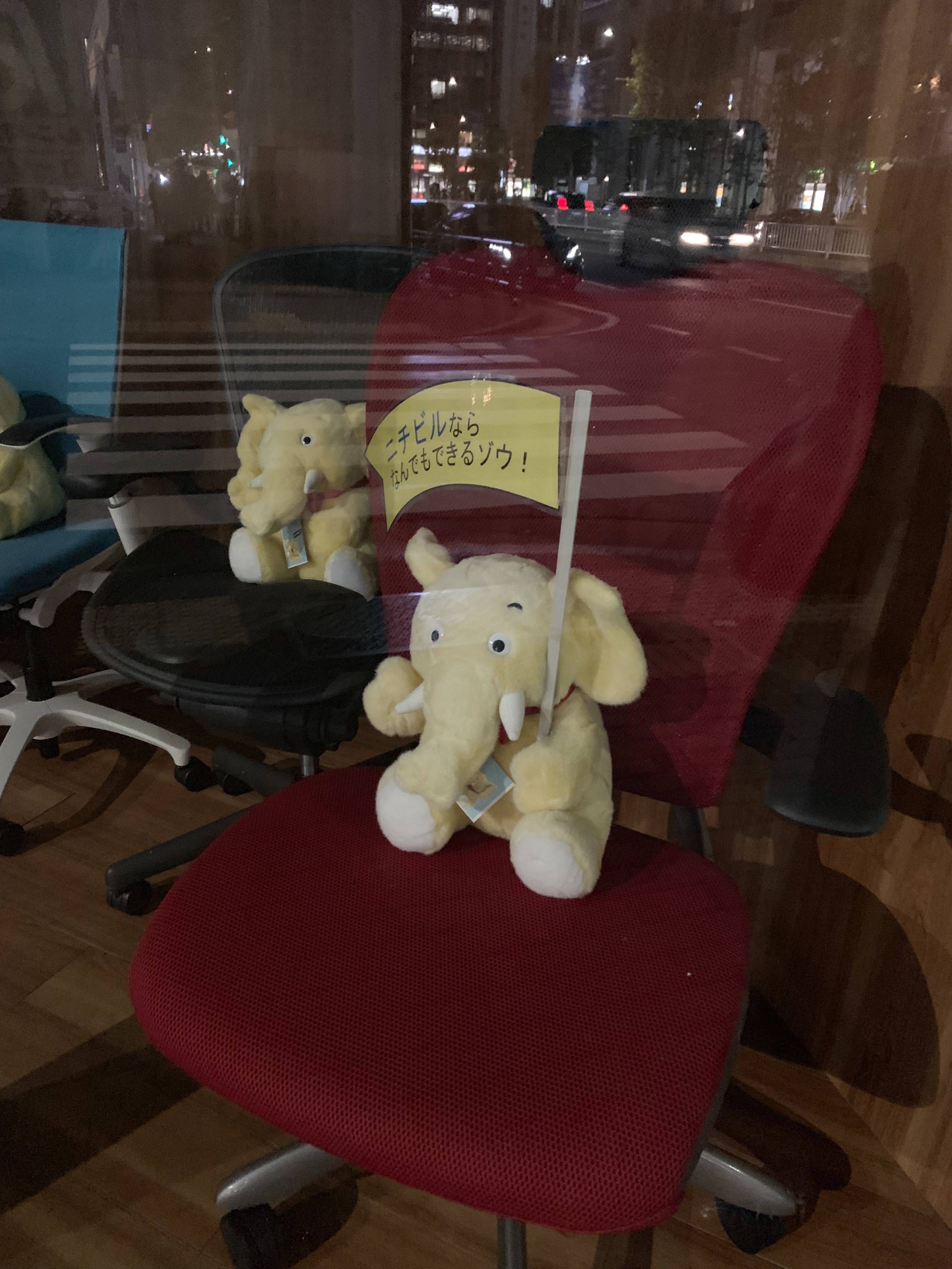 帰り道のビルのショーウィンドウに飾られたニチビルのかわいいゾウのぬいぐるみ