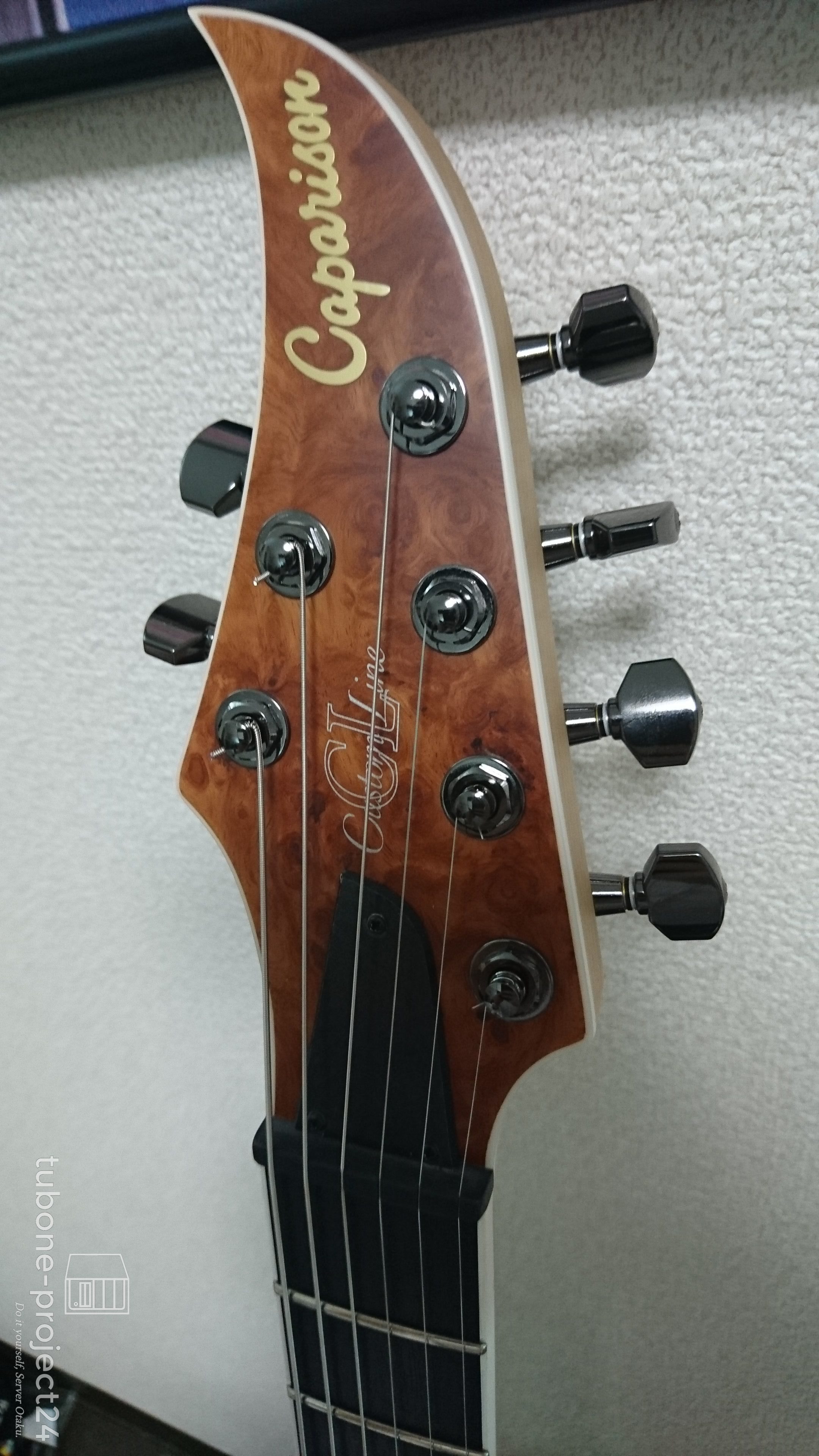Dellingerのトンガリヘッドのアップ写真（Caparison Custom Lineのロゴ）