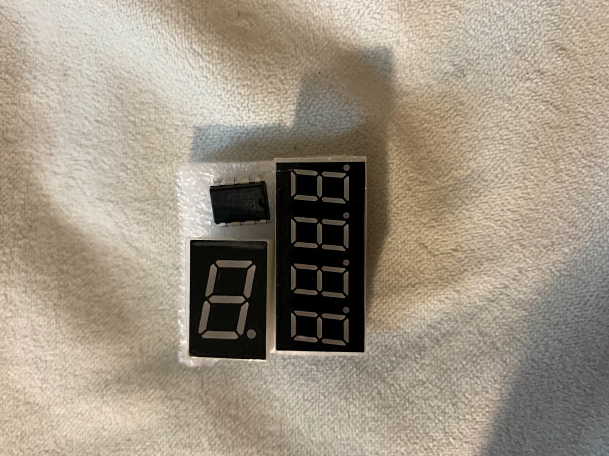 ADC0832を搭載したブレッドボード上の回路写真