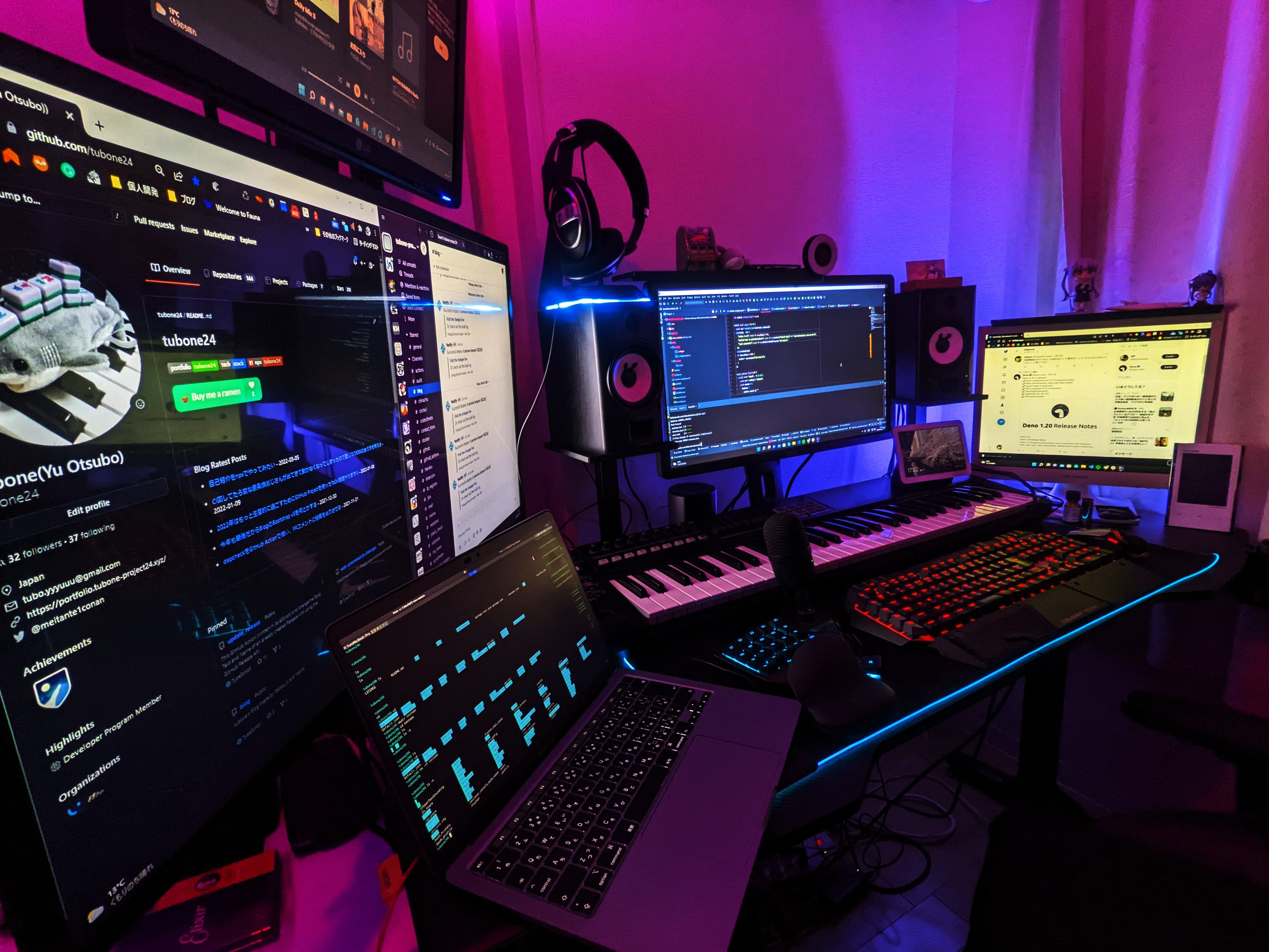 仕事効率化ツールやガジェットが並んだデスクトップ環境の全体写真