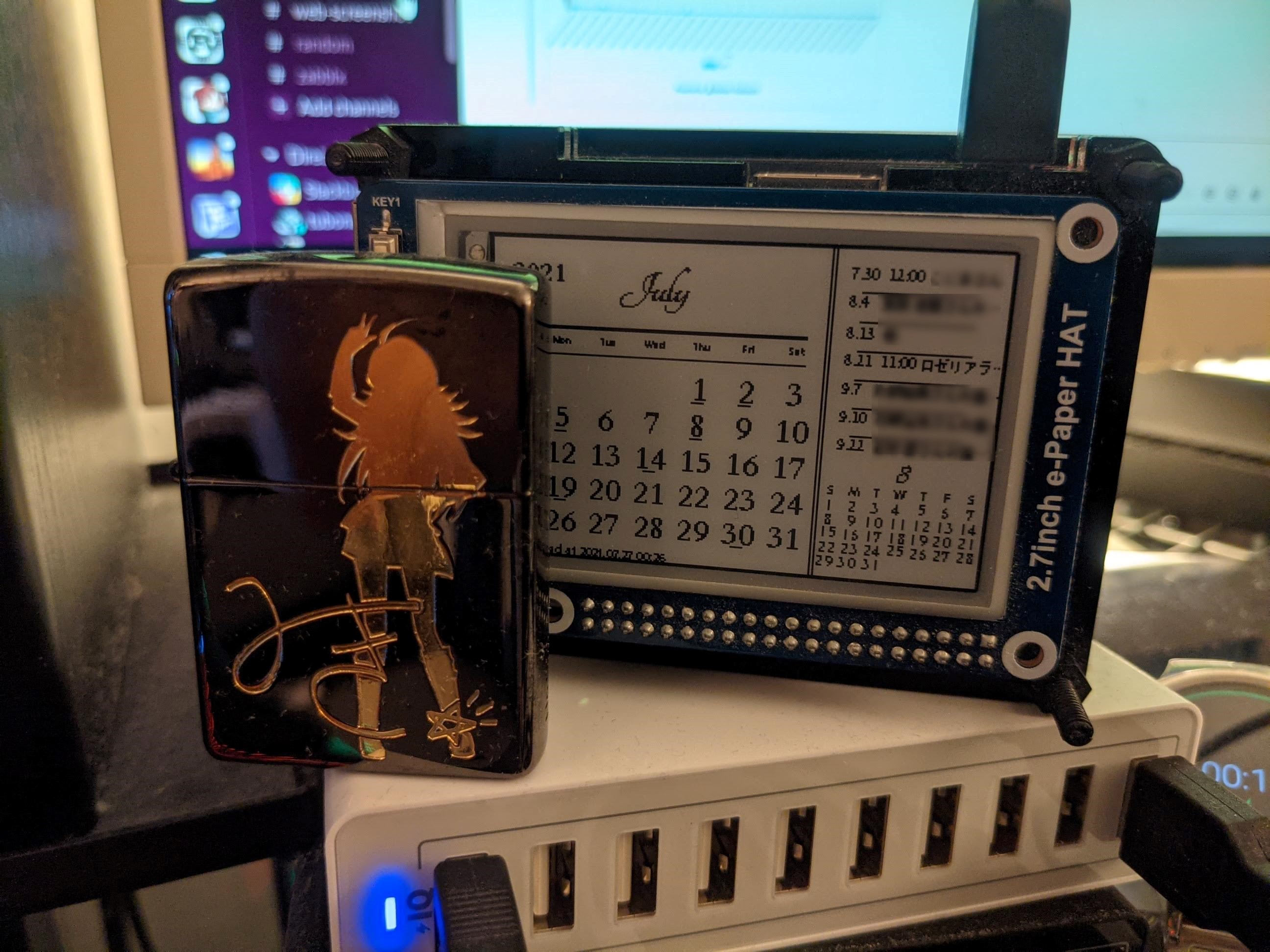 Zippoと比較した電子ペーパーカレンダーのサイズ感